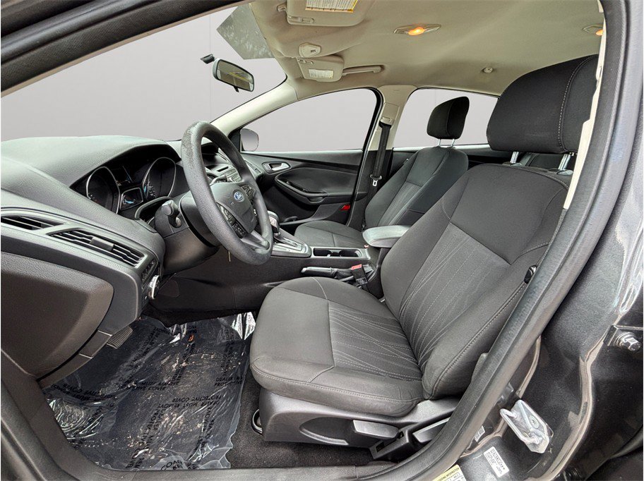 Used 2017 Ford Focus SE FWD image 2