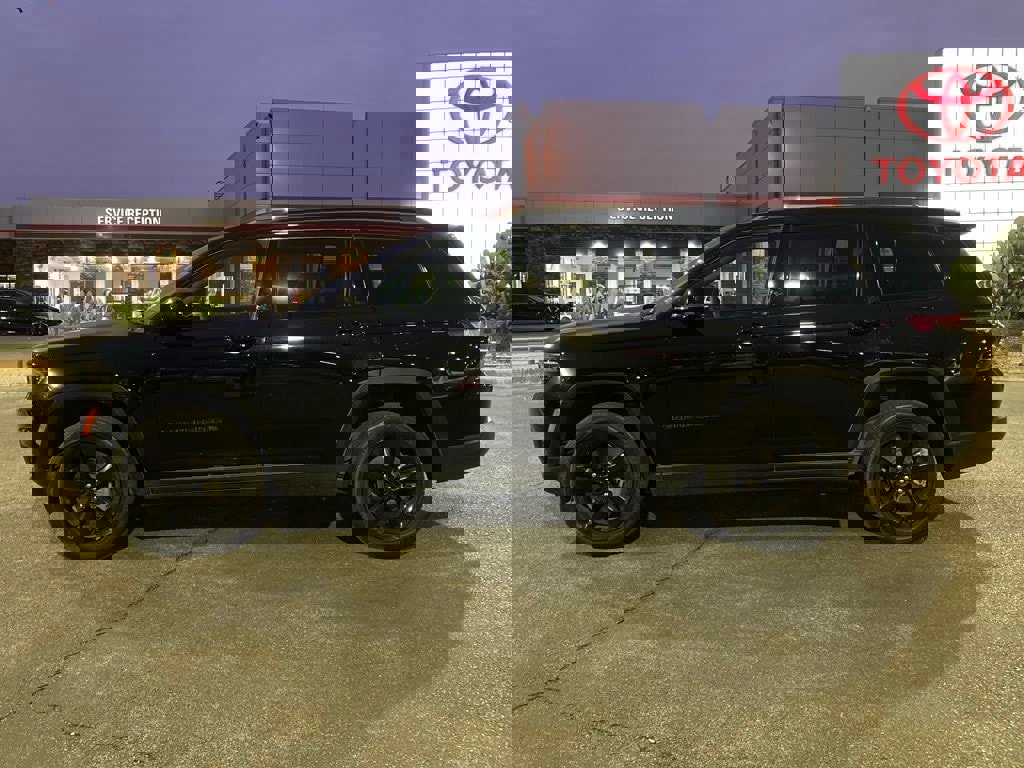 Used 2024 Jeep Grand Cherokee L Altitude image 8