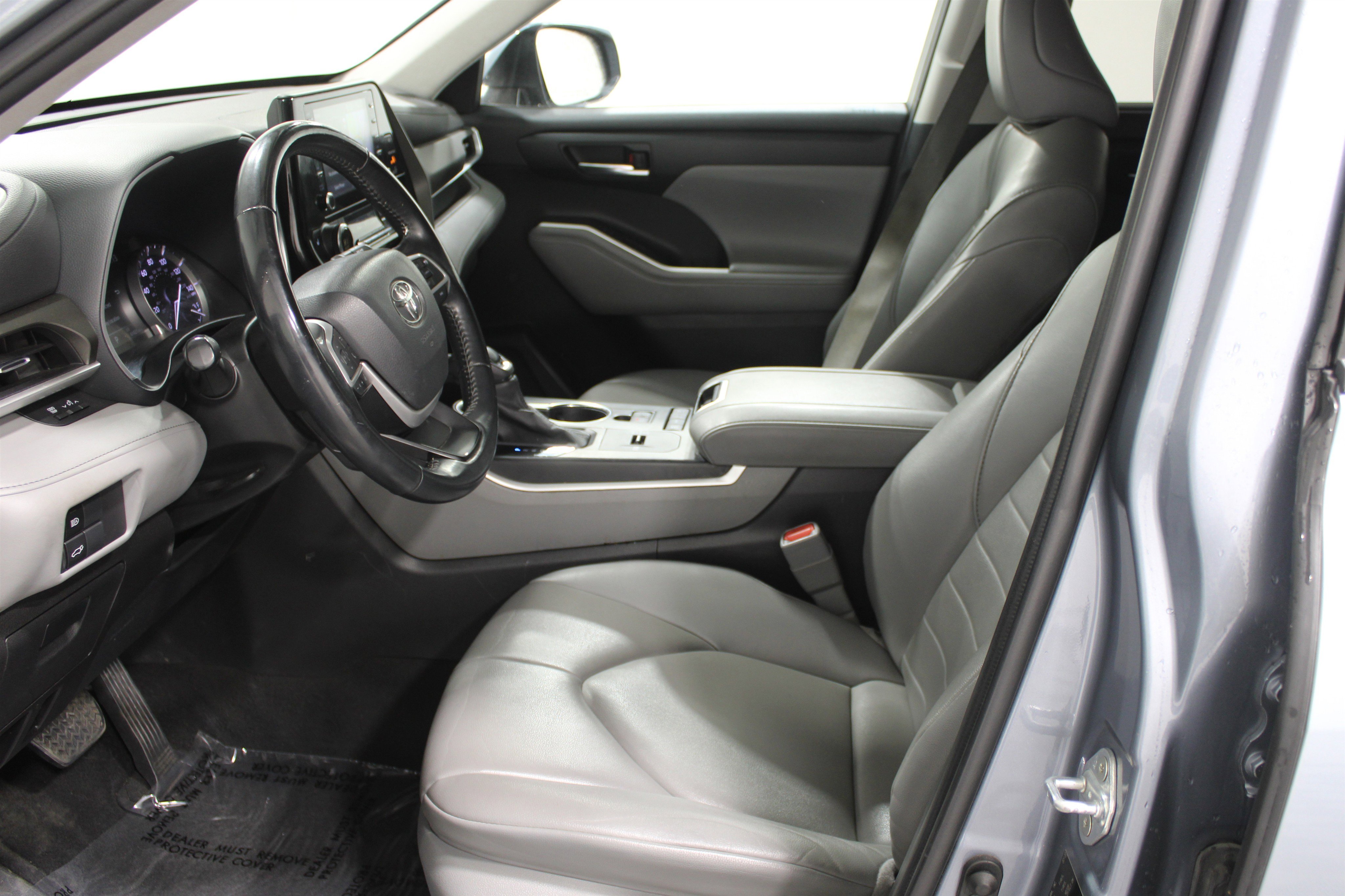 Used 2022 Toyota Highlander XLE image 3