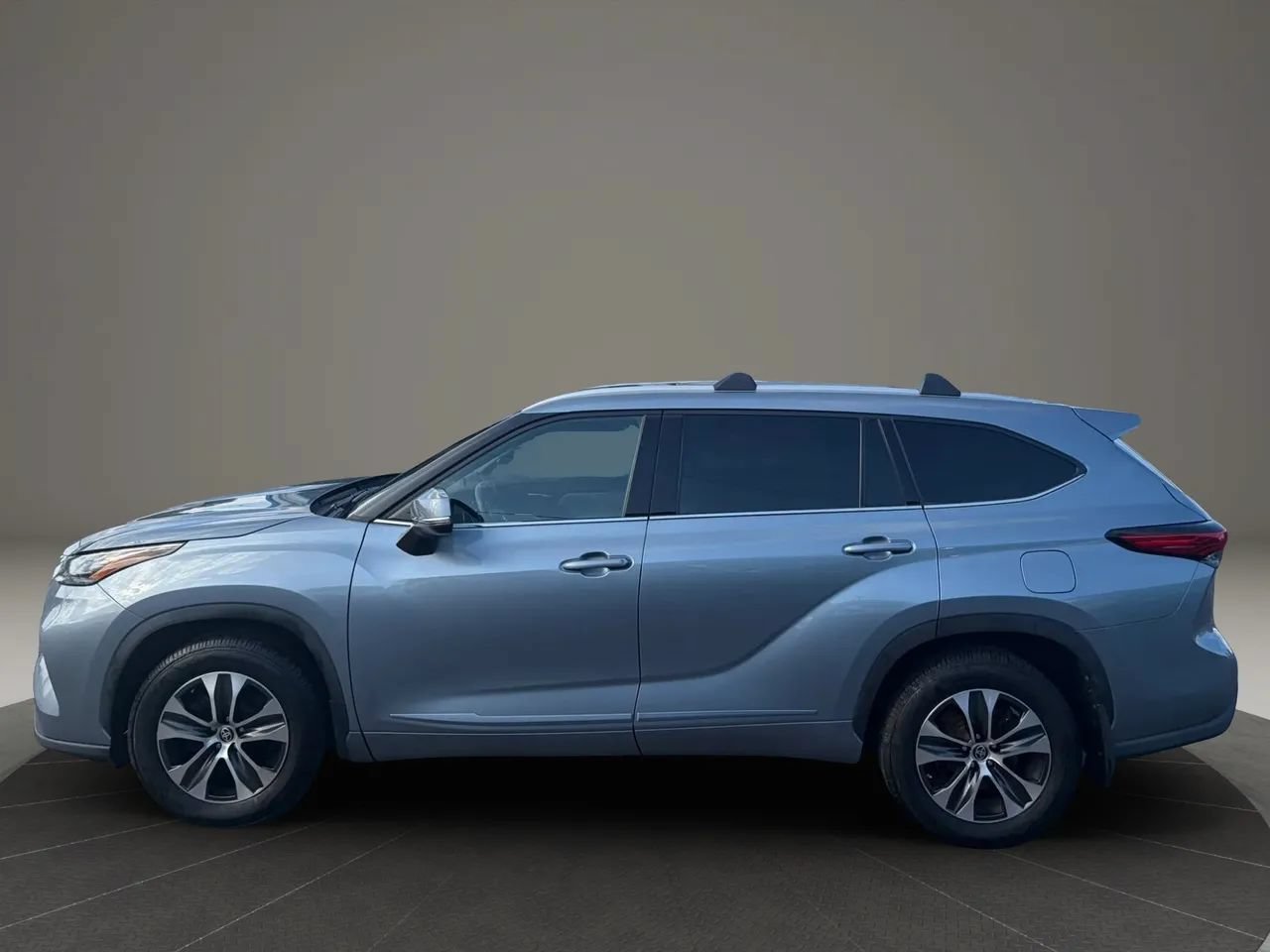 Used 2022 Toyota Highlander XLE AWD/4WD image 2