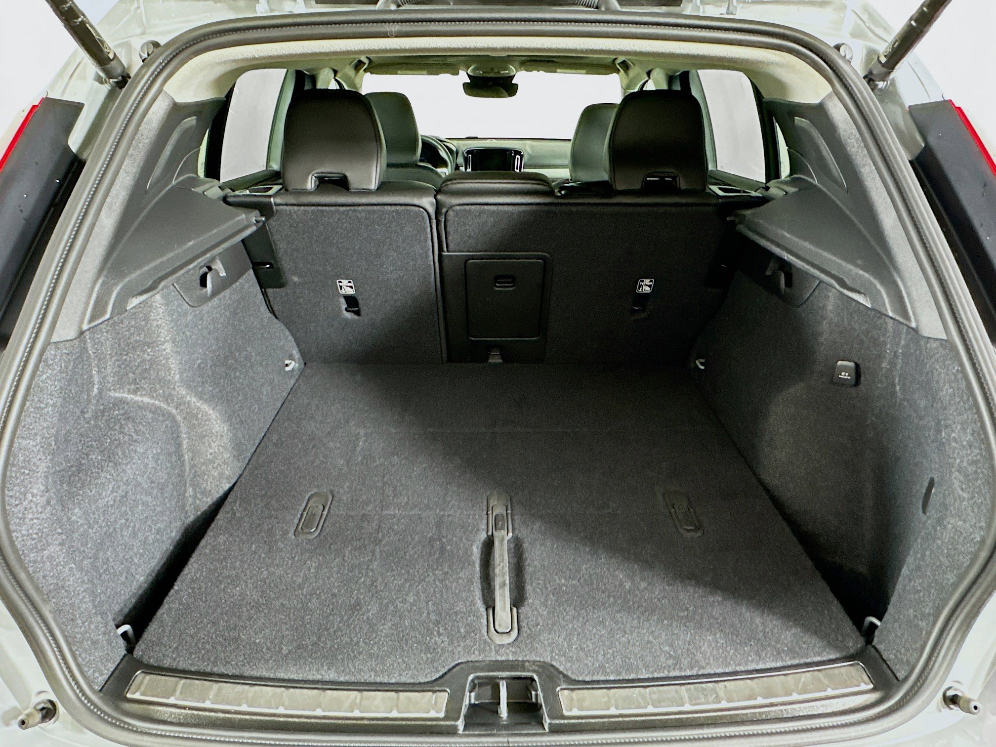 Used 2025 Volvo XC40 B5 Plus image 30