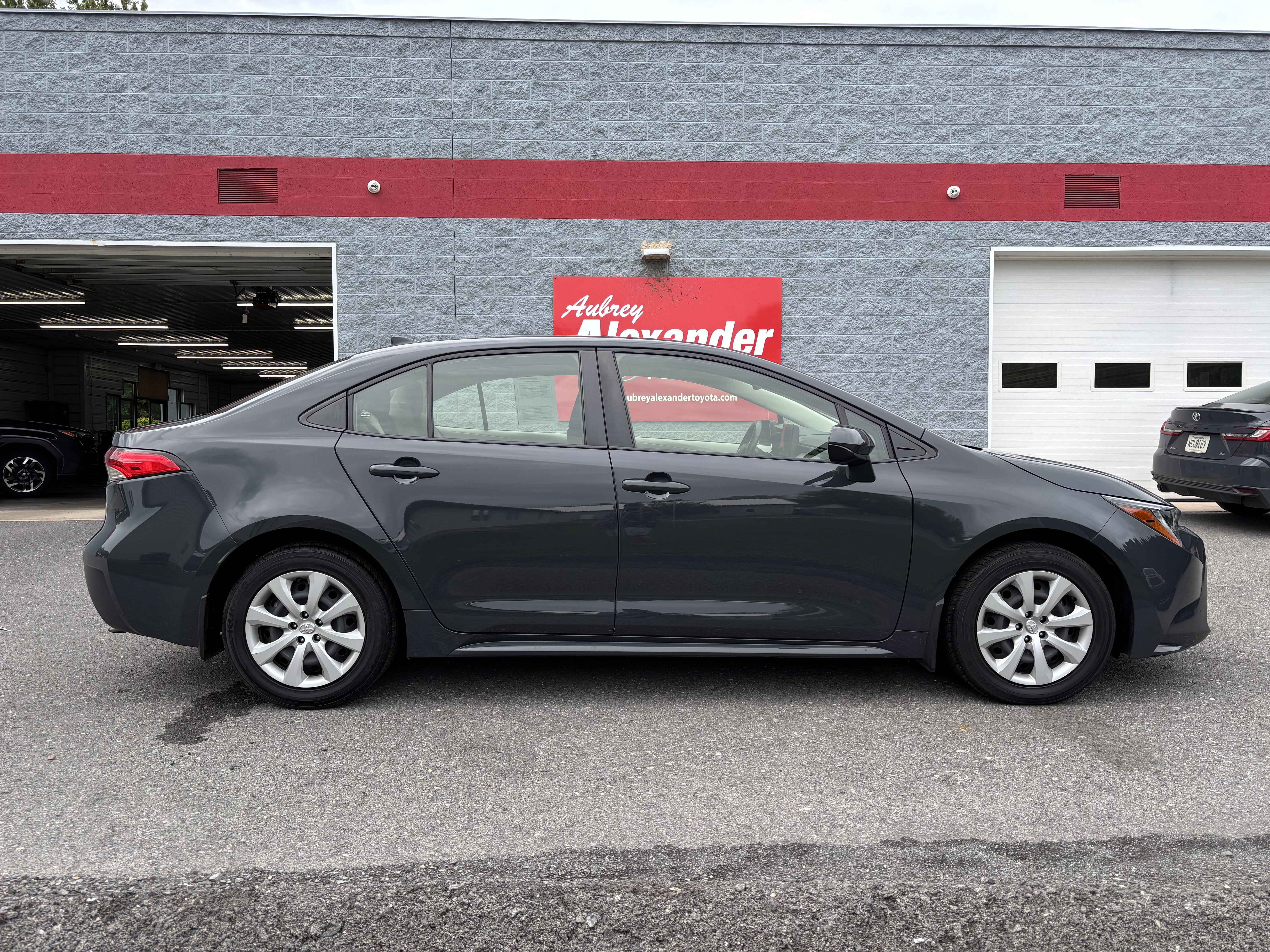 Used 2023 Toyota Corolla LE w/ Carpet Mat Package (TMS) FWD image 2