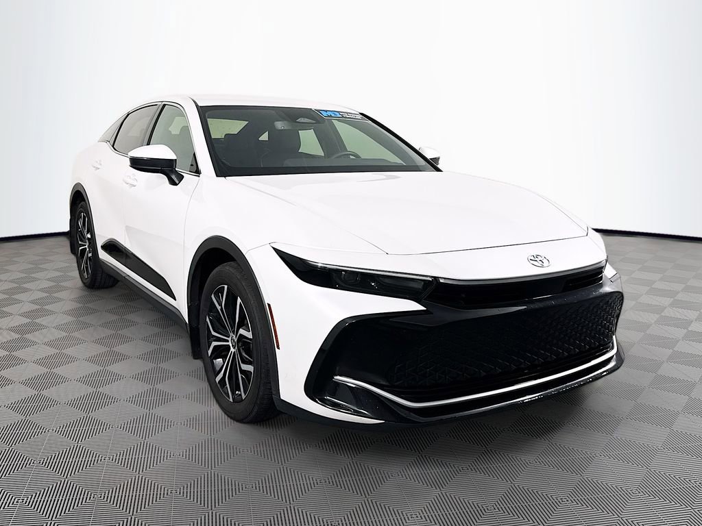 Used 2023 Toyota Crown XLE image 3