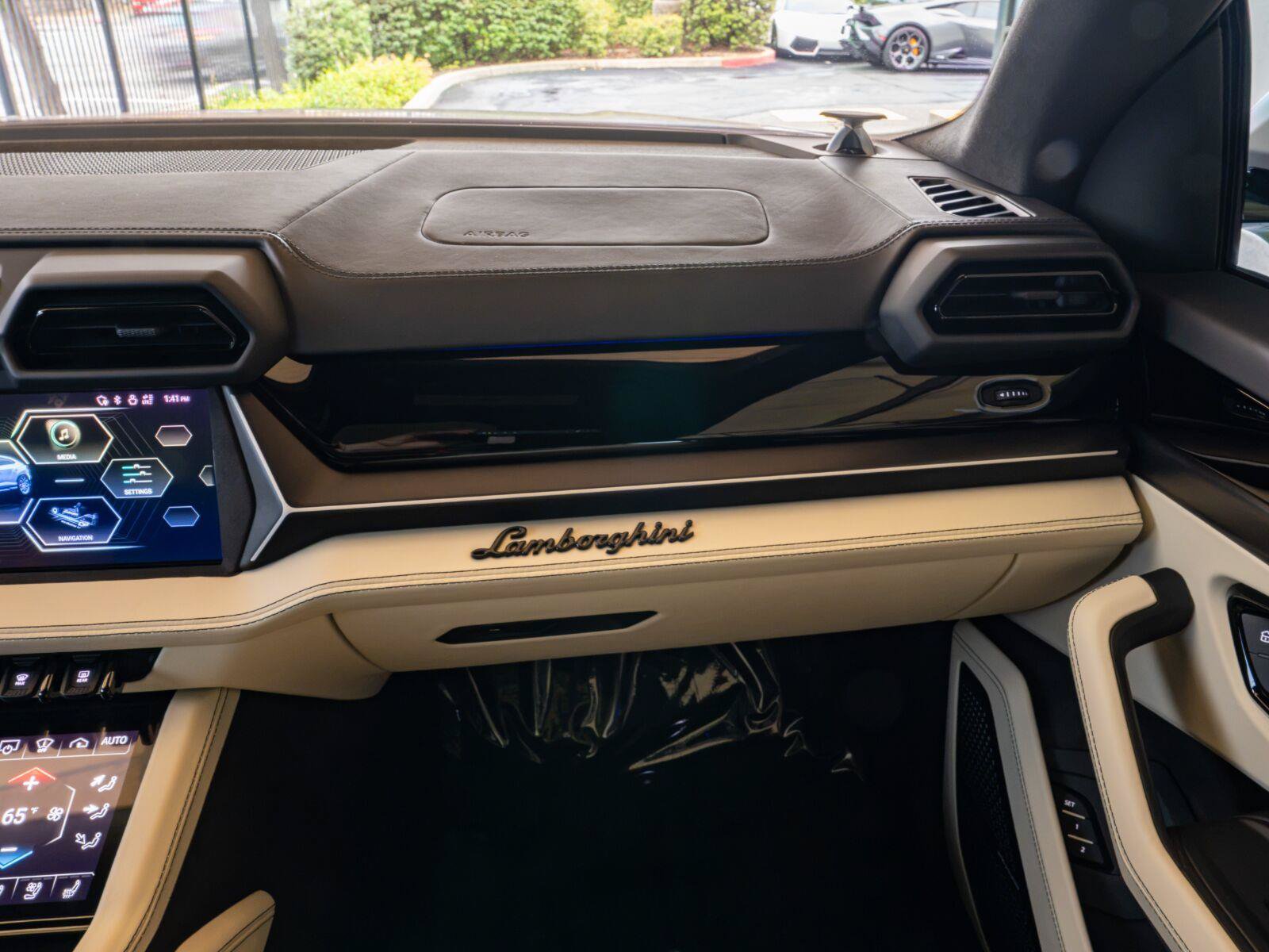 Used 2025 Lamborghini Urus SE AWD/4WD image 18