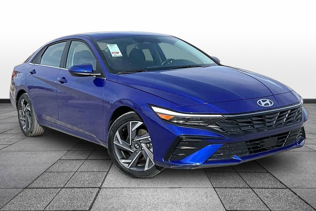 Used 2025 Hyundai Elantra SEL image 2