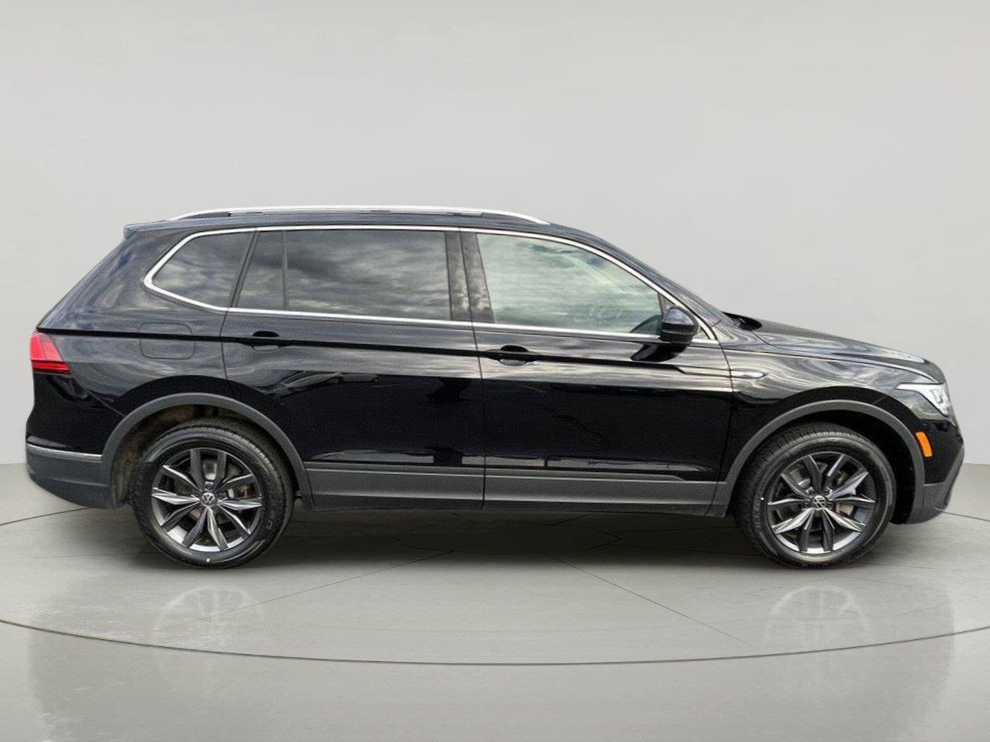 Used 2024 Volkswagen Tiguan SE AWD/4WD image 8