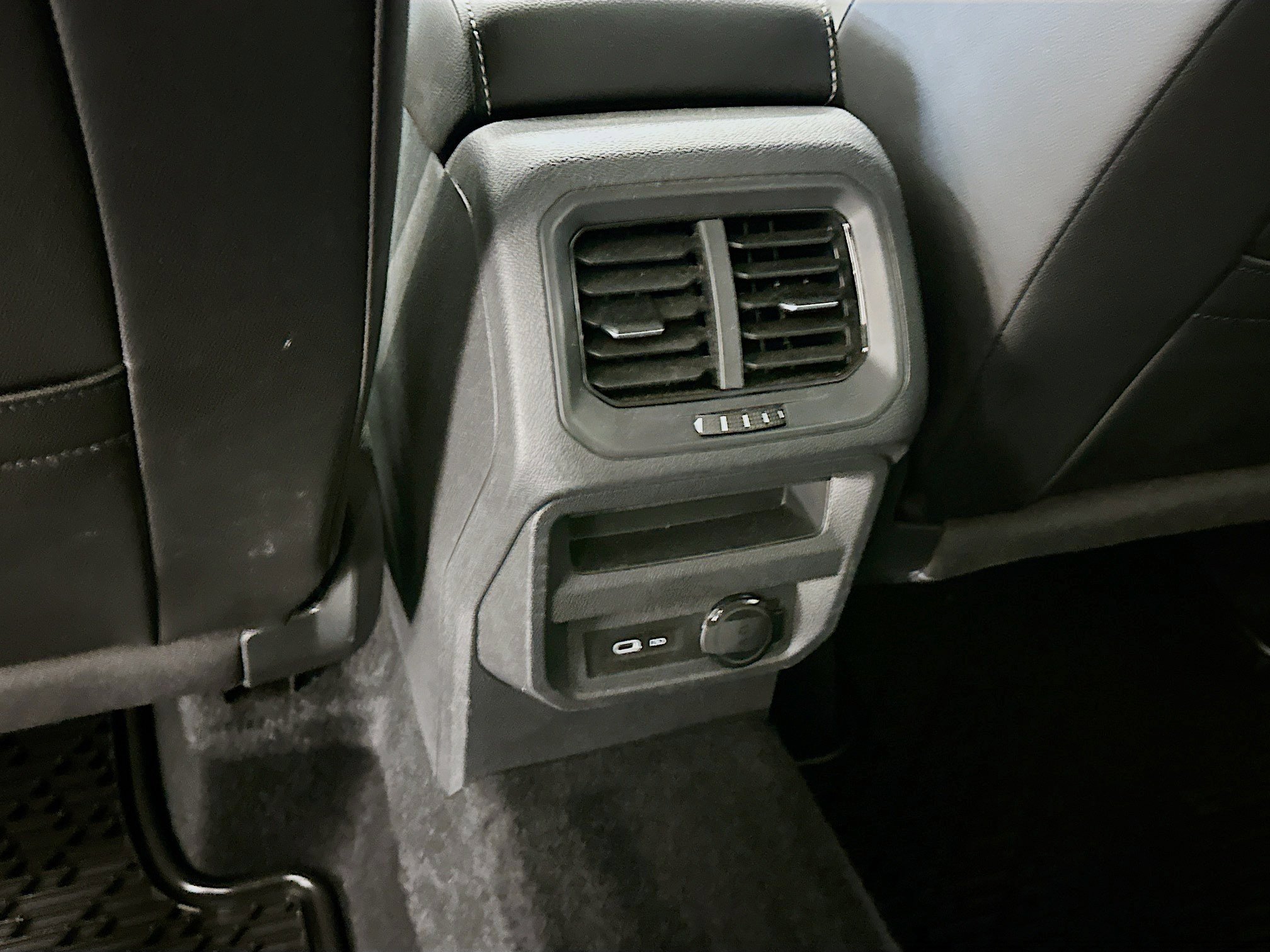 Used 2022 Volkswagen Tiguan SE image 28