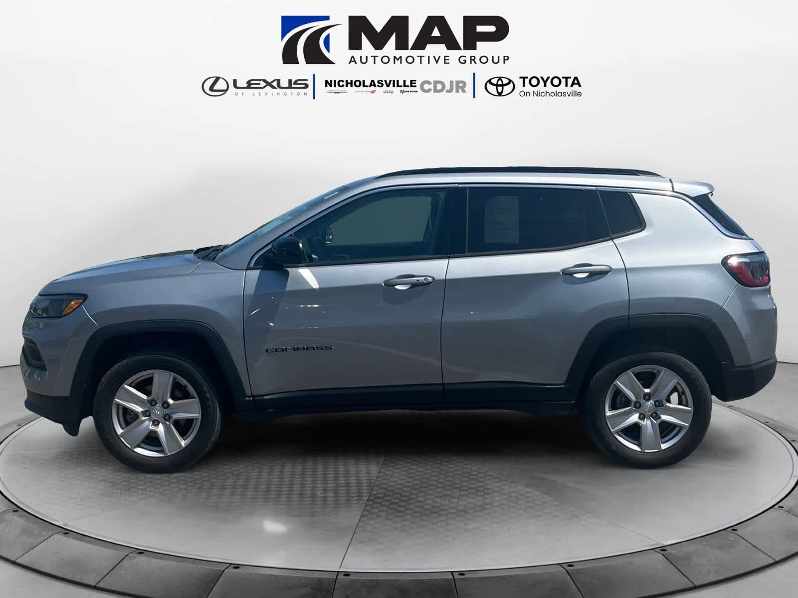 Used 2022 Jeep Compass Latitude w/ Convenience Group AWD/4WD image 2