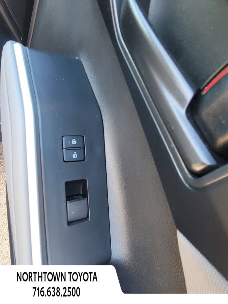 Used 2023 Toyota Highlander LE AWD/4WD image 14
