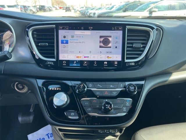 Used 2025 Chrysler Pacifica Select image 16
