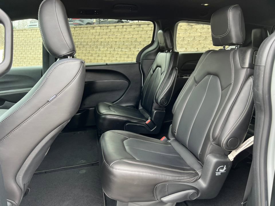 Used 2026 Chrysler Pacifica Select image 4
