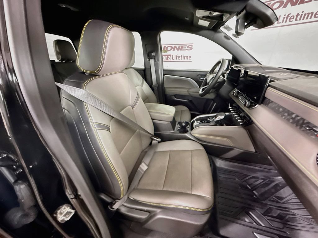 Used 2025 Chevrolet Colorado ZR2 w/ Technology Package AWD/4WD image 32