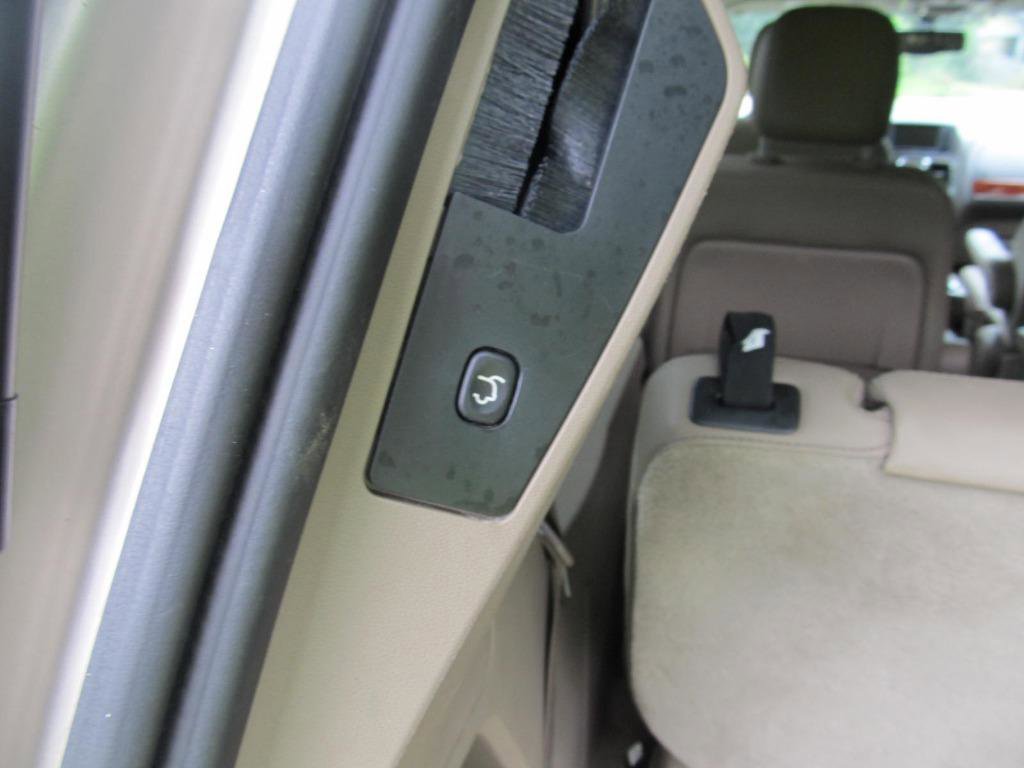 Used 2016 Chrysler Town & Country Touring-L image 33