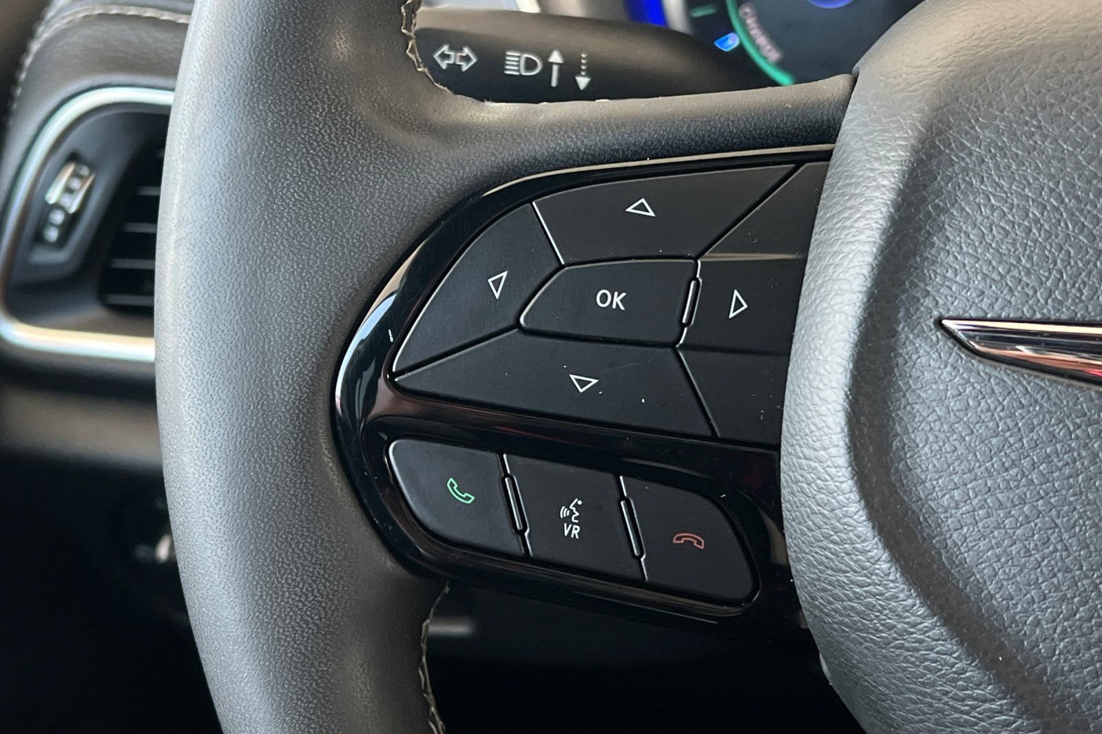 Used 2022 Chrysler Pacifica Limited w/ Uconnect Theater Family Group FWD image 35