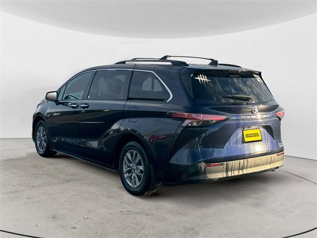 Used 2021 Toyota Sienna XLE image 3