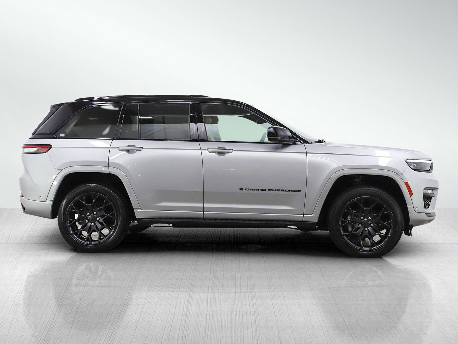Used 2024 Jeep Grand Cherokee Summit image 6