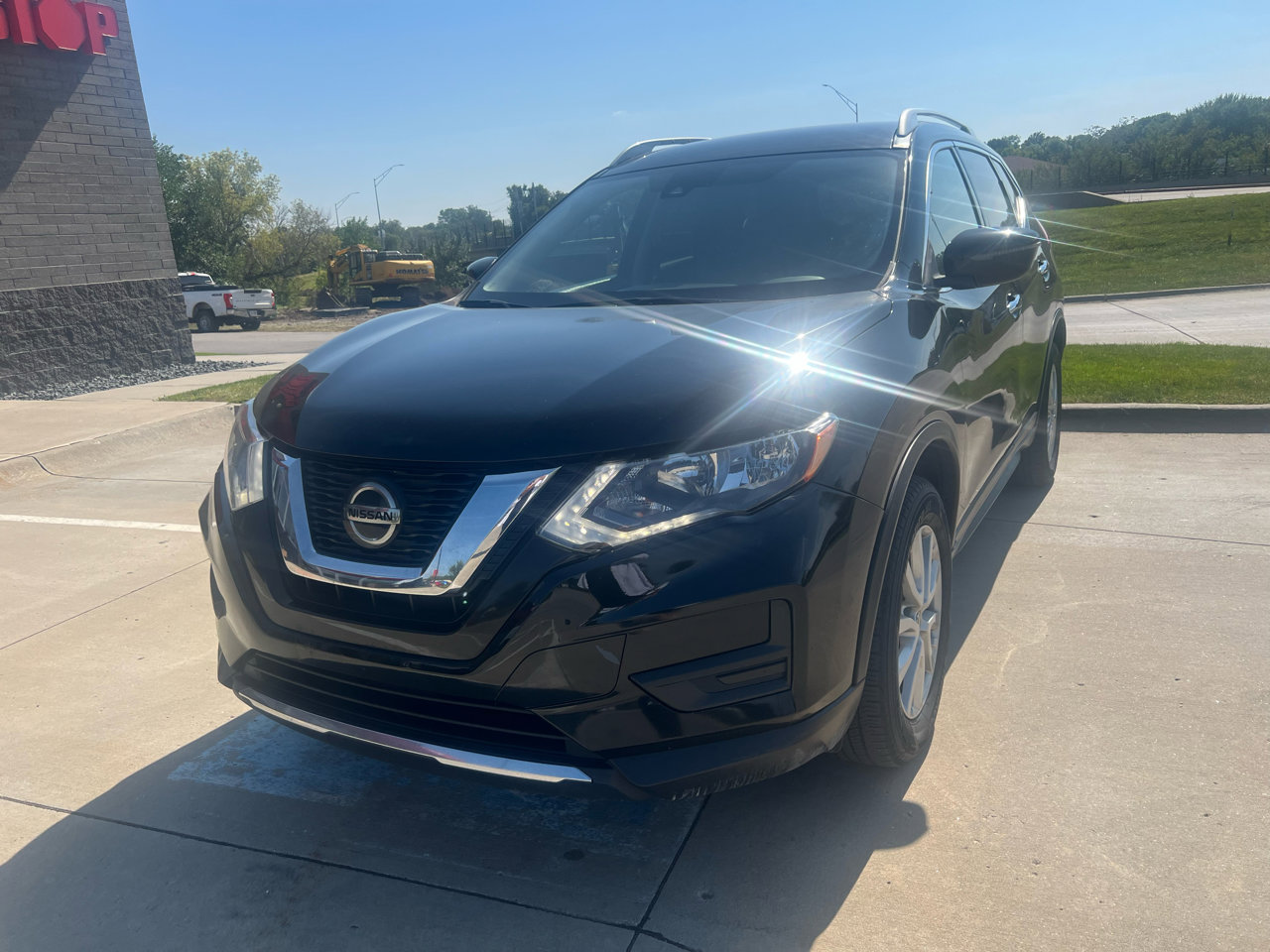 Used 2019 Nissan Rogue SV image 2