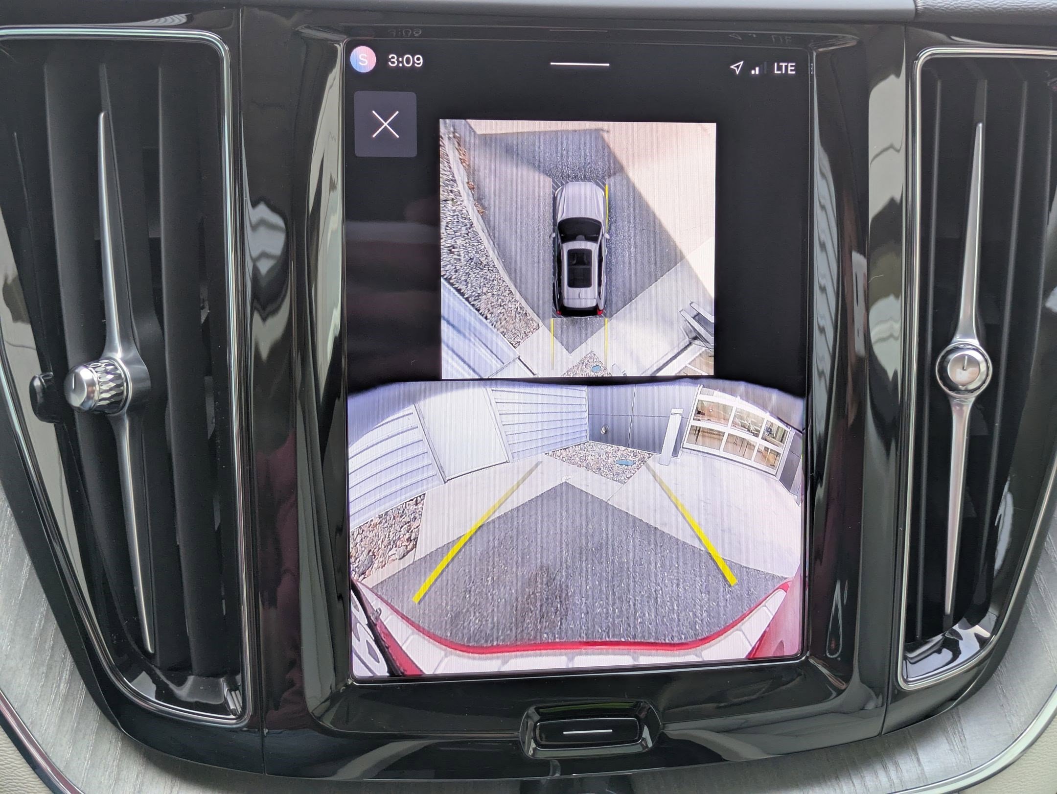 Used 2025 Volvo XC60 B5 Plus w/ Protection Package Premier image 24