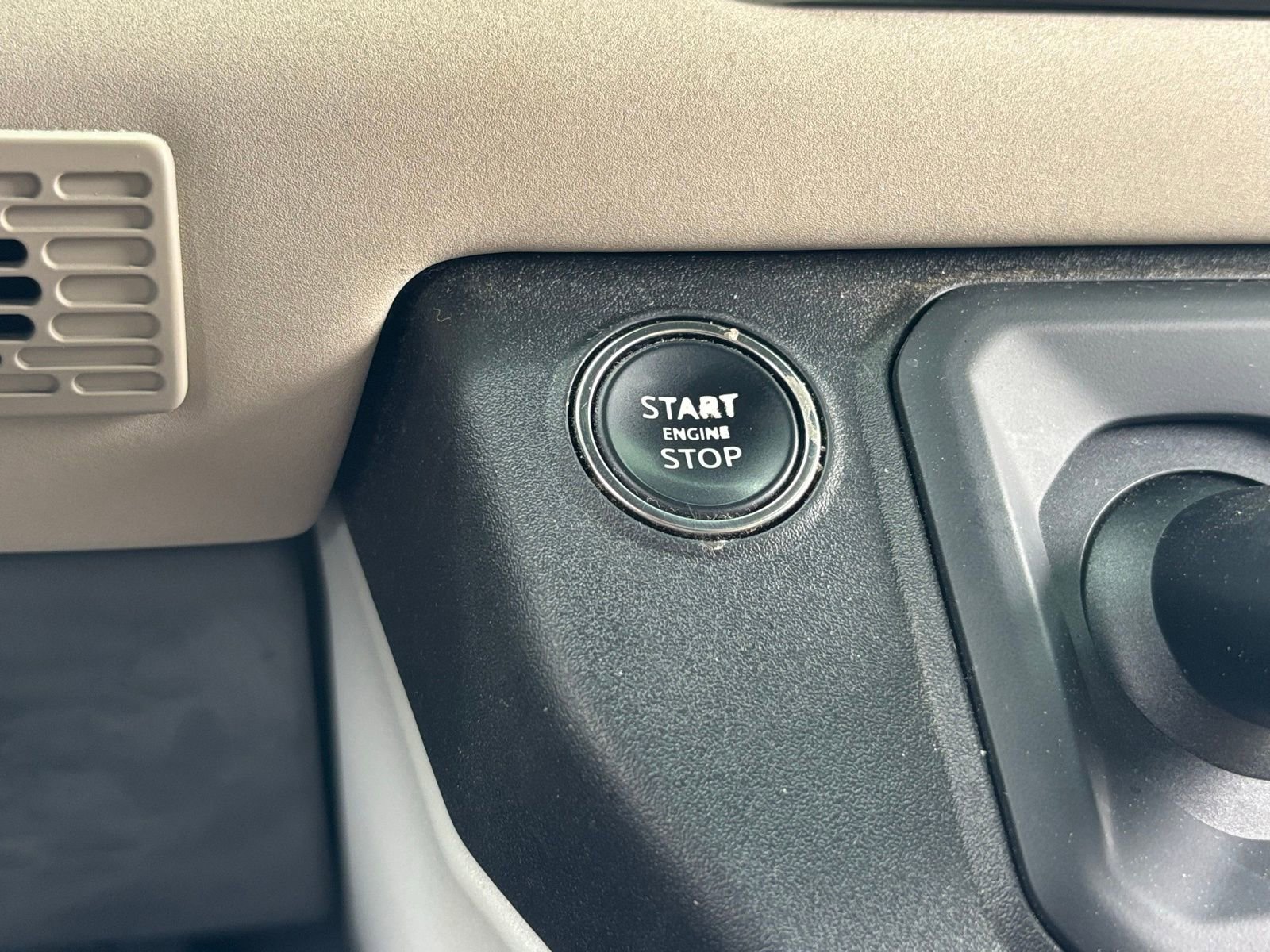 Used 2023 Land Rover Defender 130 X-Dynamic SE image 25