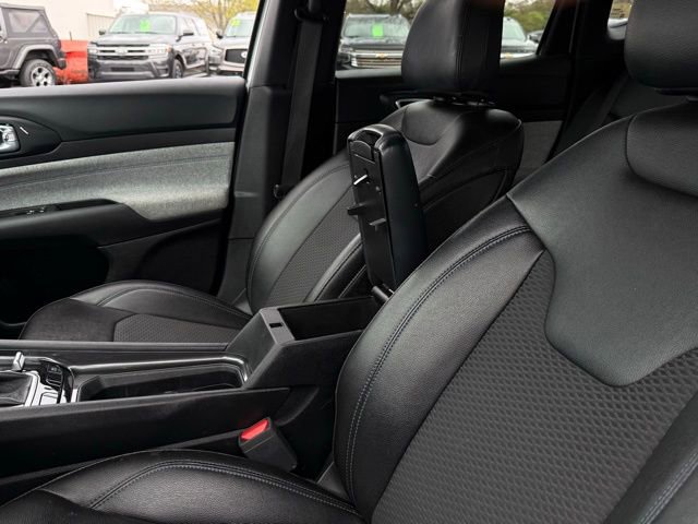 Used 2025 Jeep Compass Latitude AWD/4WD image 30