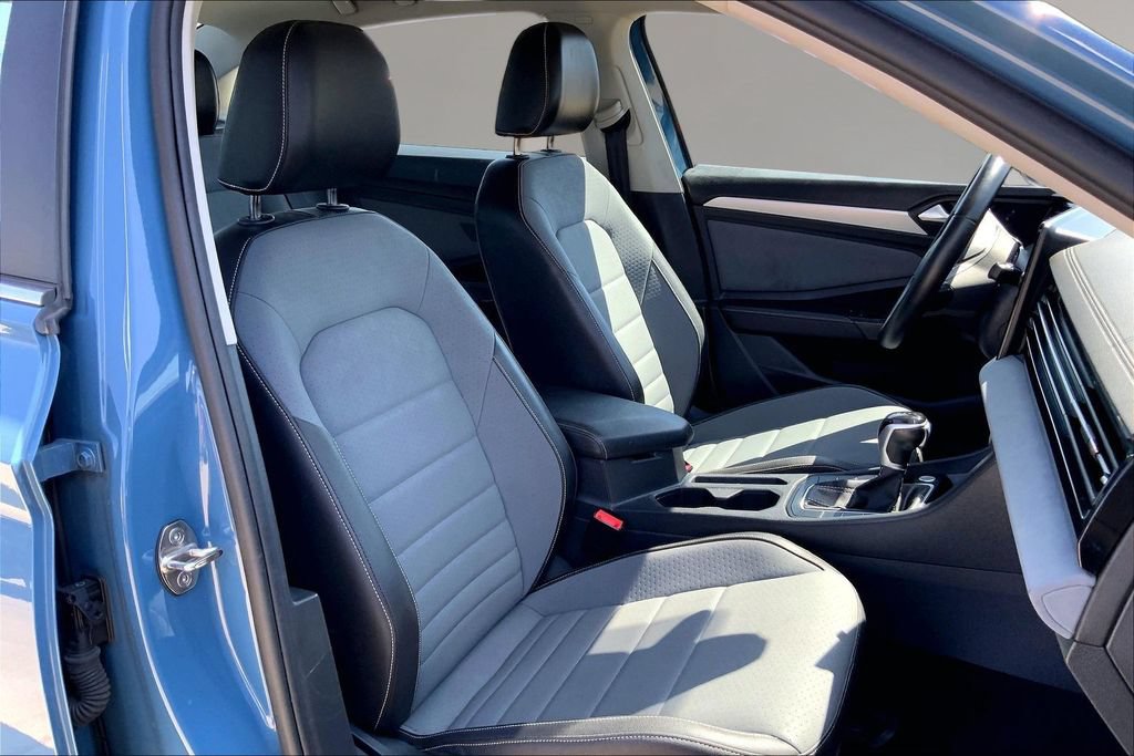 Used 2025 Volkswagen Jetta SE FWD image 7