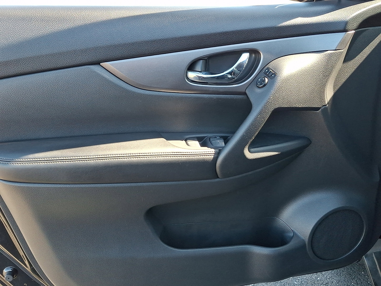 Used 2016 Nissan Rogue SV w/ SV Premium Package image 11