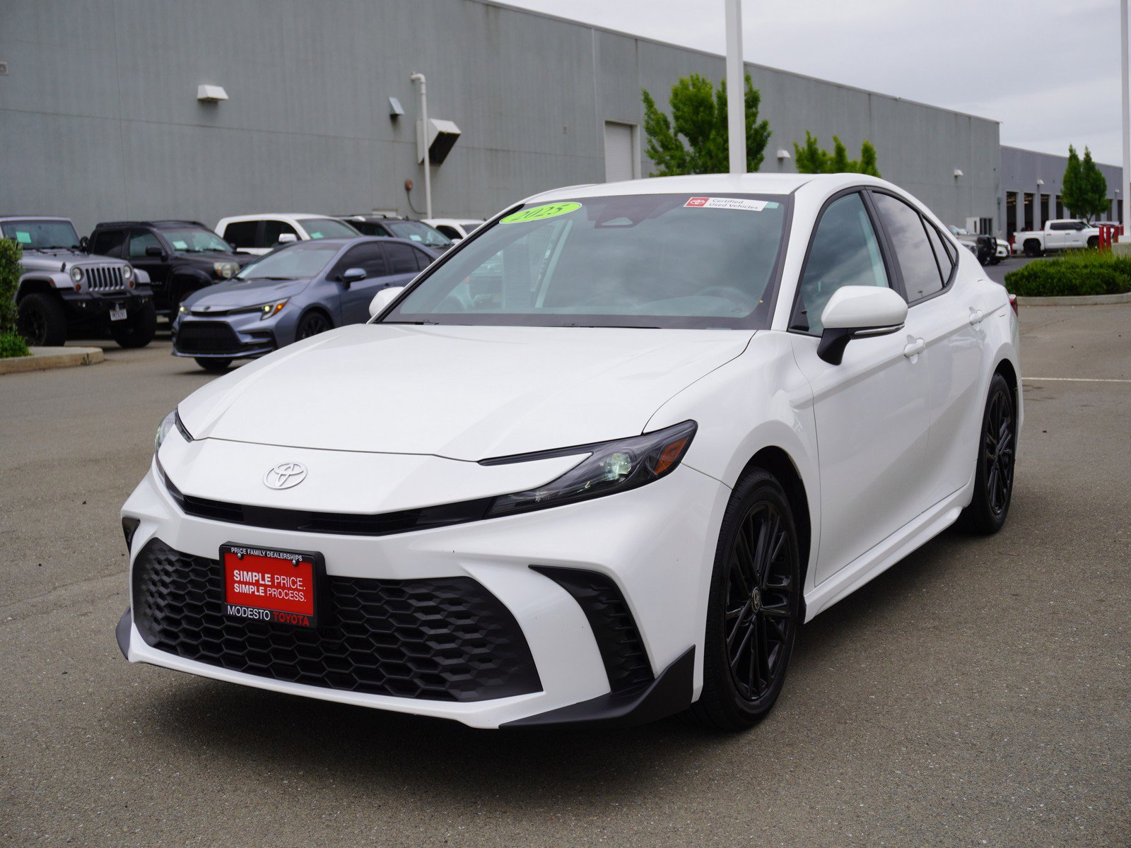 Used 2025 Toyota Camry SE FWD image 5