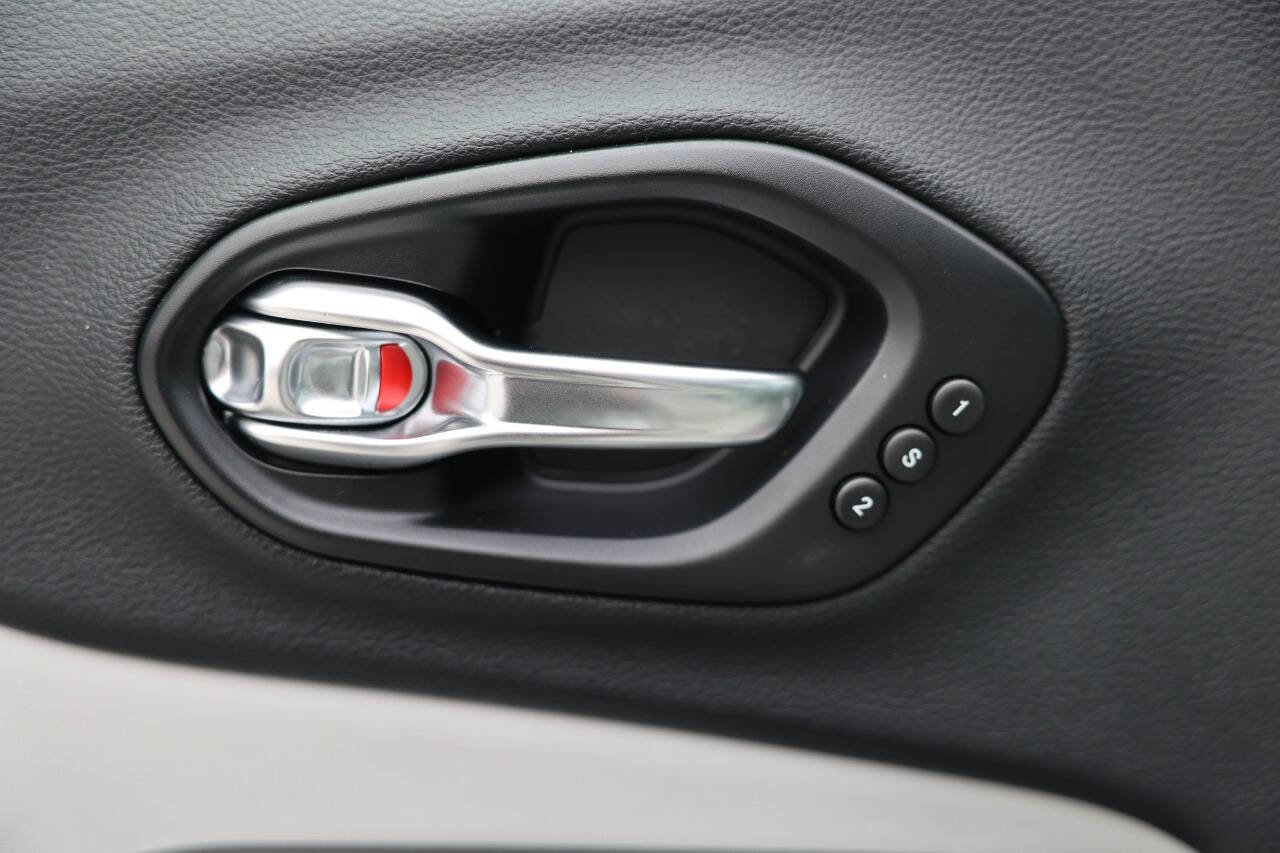 Used 2019 Jeep Cherokee Limited image 20