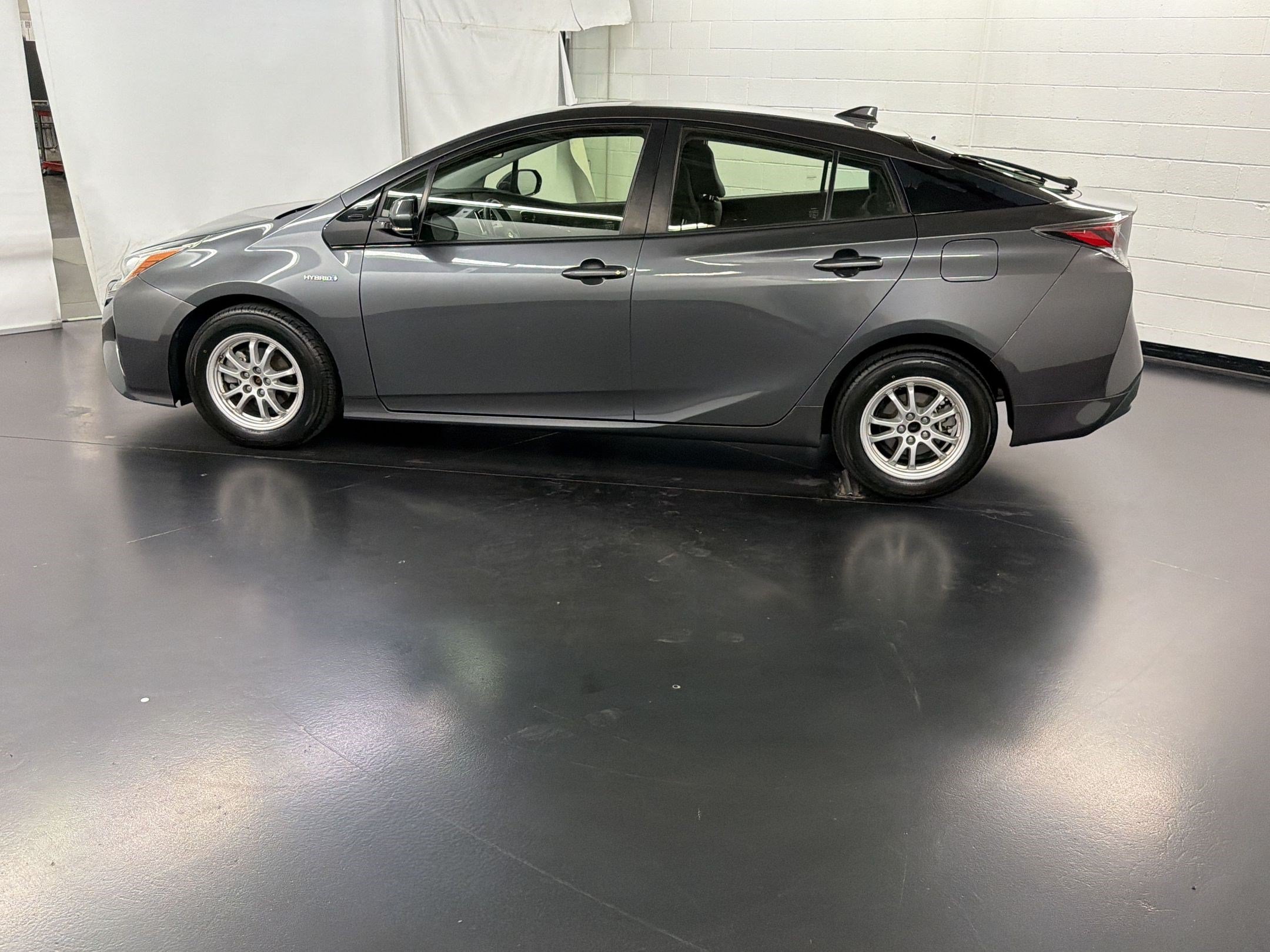 Used 2016 Toyota Prius Three FWD image 2