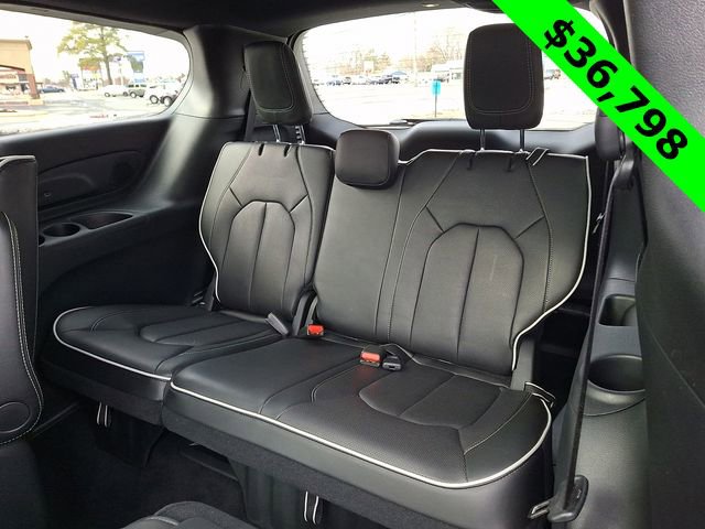 Used 2025 Chrysler Pacifica Premium image 11