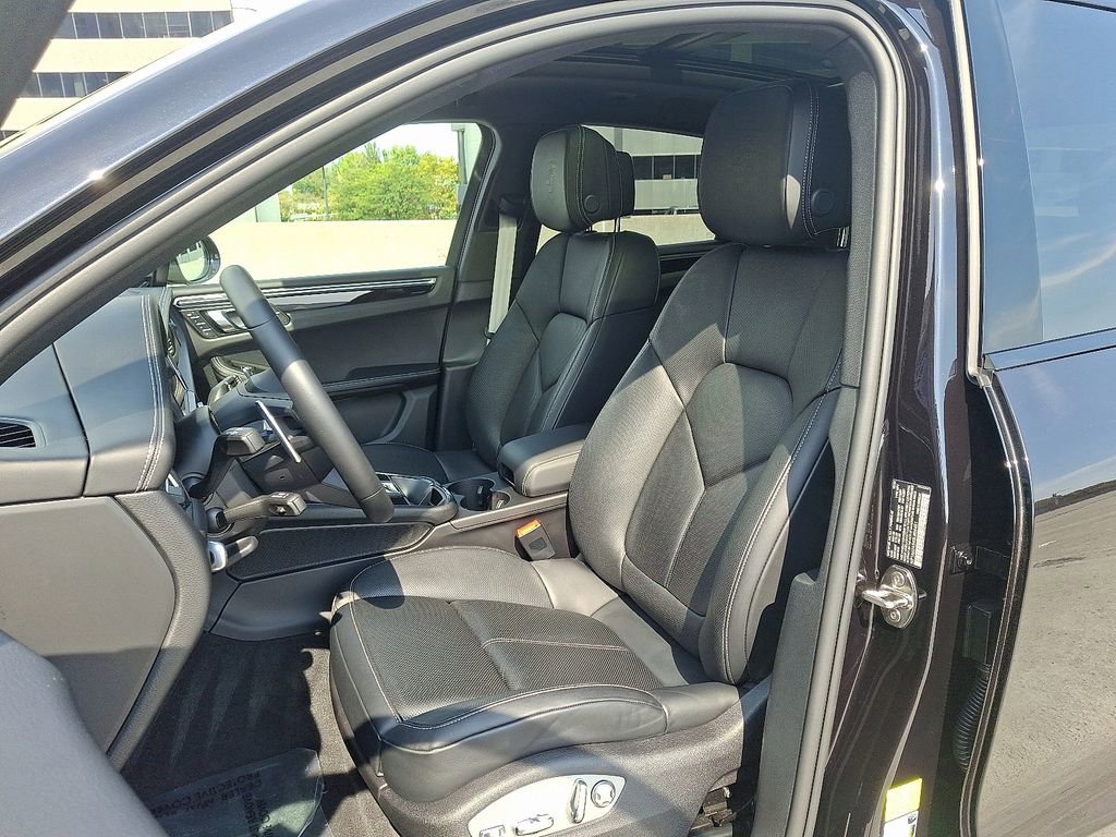 Certified 2025 Porsche Macan image 5