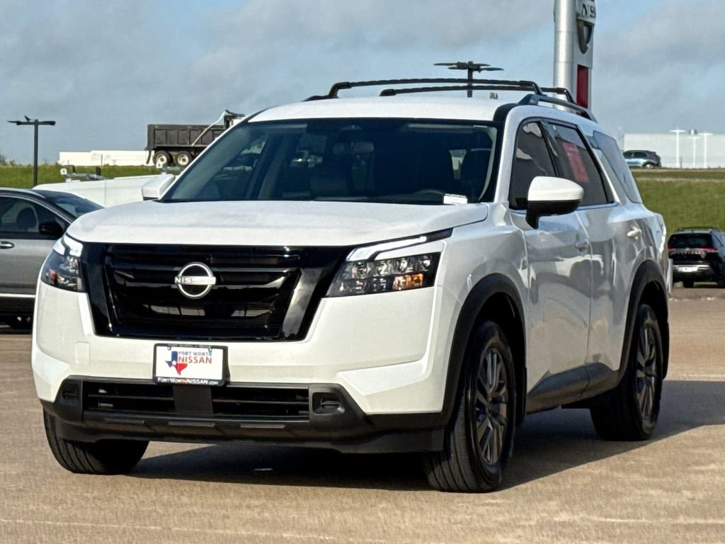 Used 2025 Nissan Pathfinder SV w/ Black Appearance Package image 4