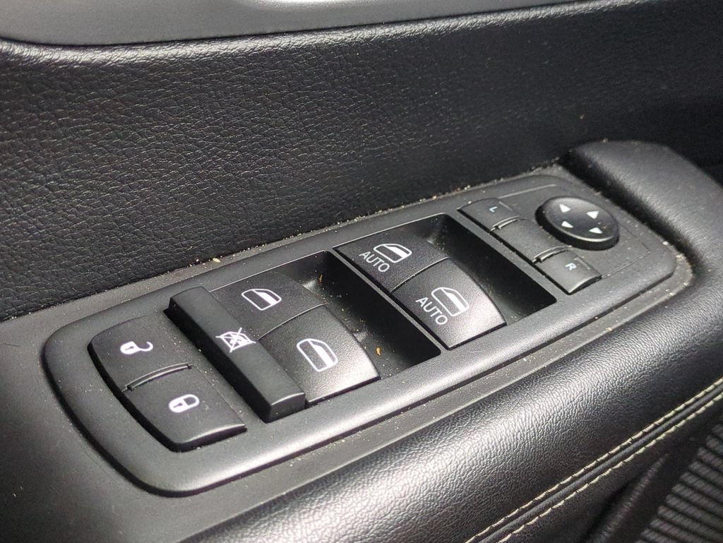 Used 2020 Chrysler Pacifica Touring w/ Advanced Safetytec Group FWD image 25