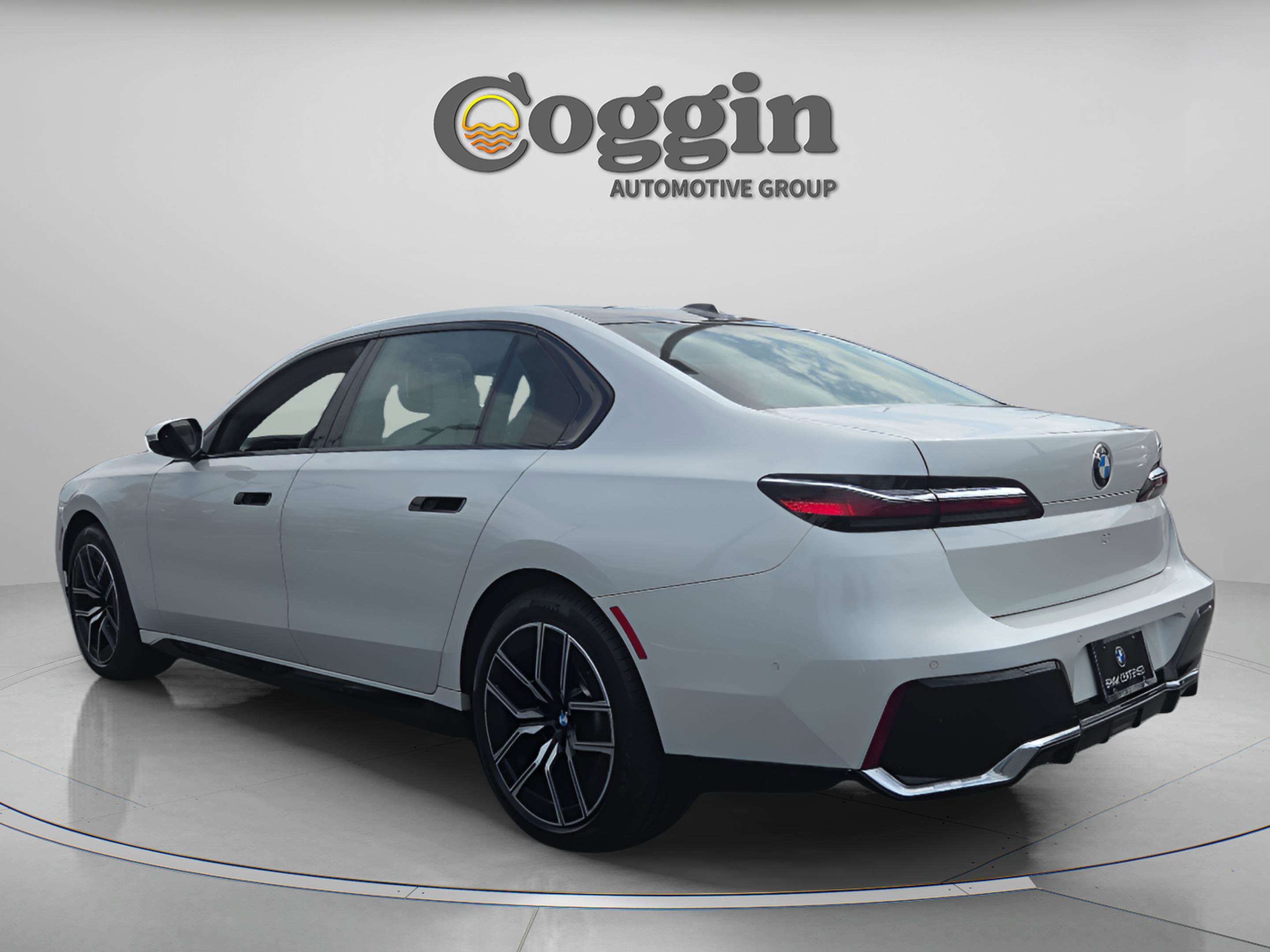 Used 2024 BMW 740i w/ Executive Package RWD image 3