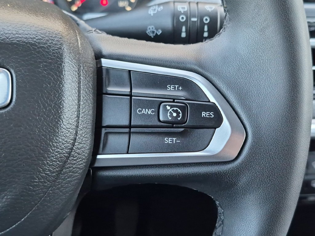 Used 2025 Jeep Compass Latitude w/ Sun & Sound Group AWD/4WD image 18