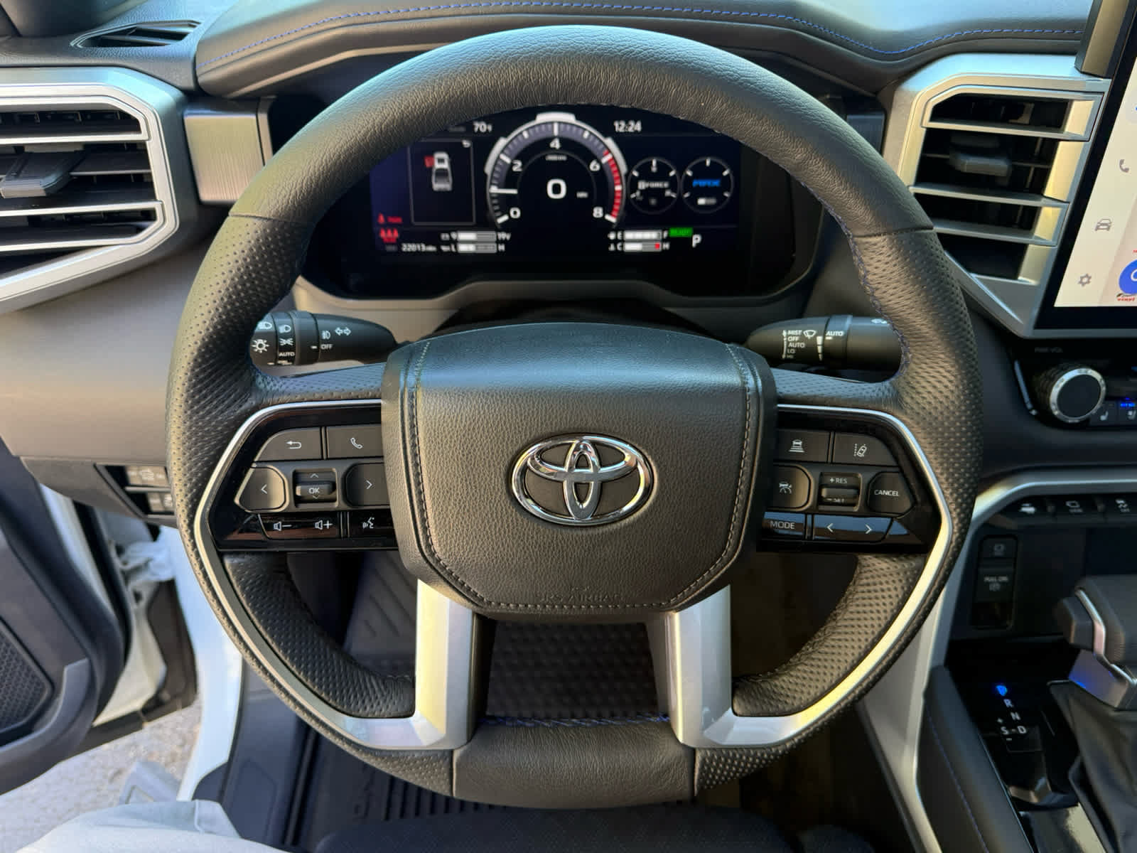 Used 2025 Toyota Tundra Platinum AWD/4WD image 2