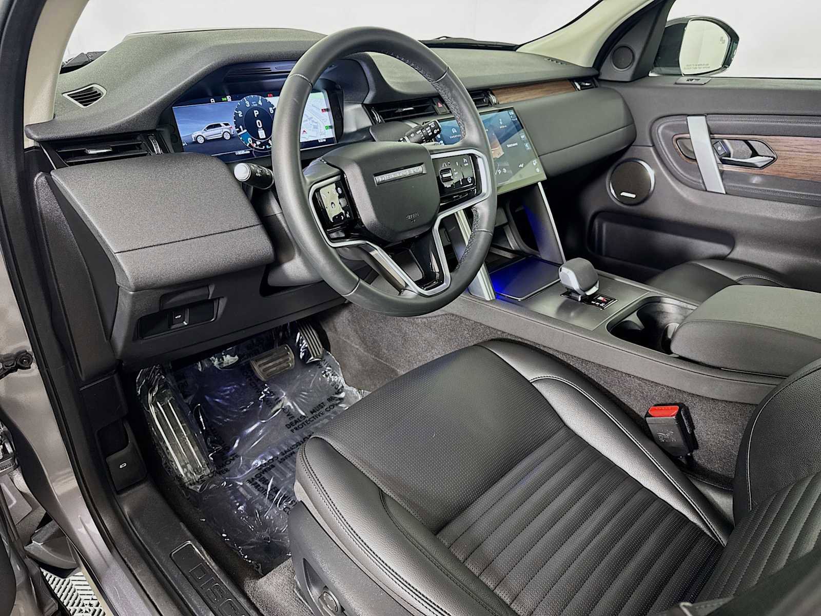 Used 2025 Land Rover Discovery Sport S image 9