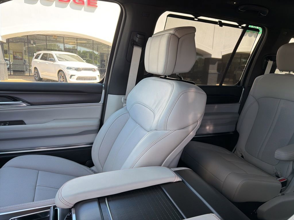 New 2026 Jeep Grand Wagoneer Summit AWD/4WD image 36