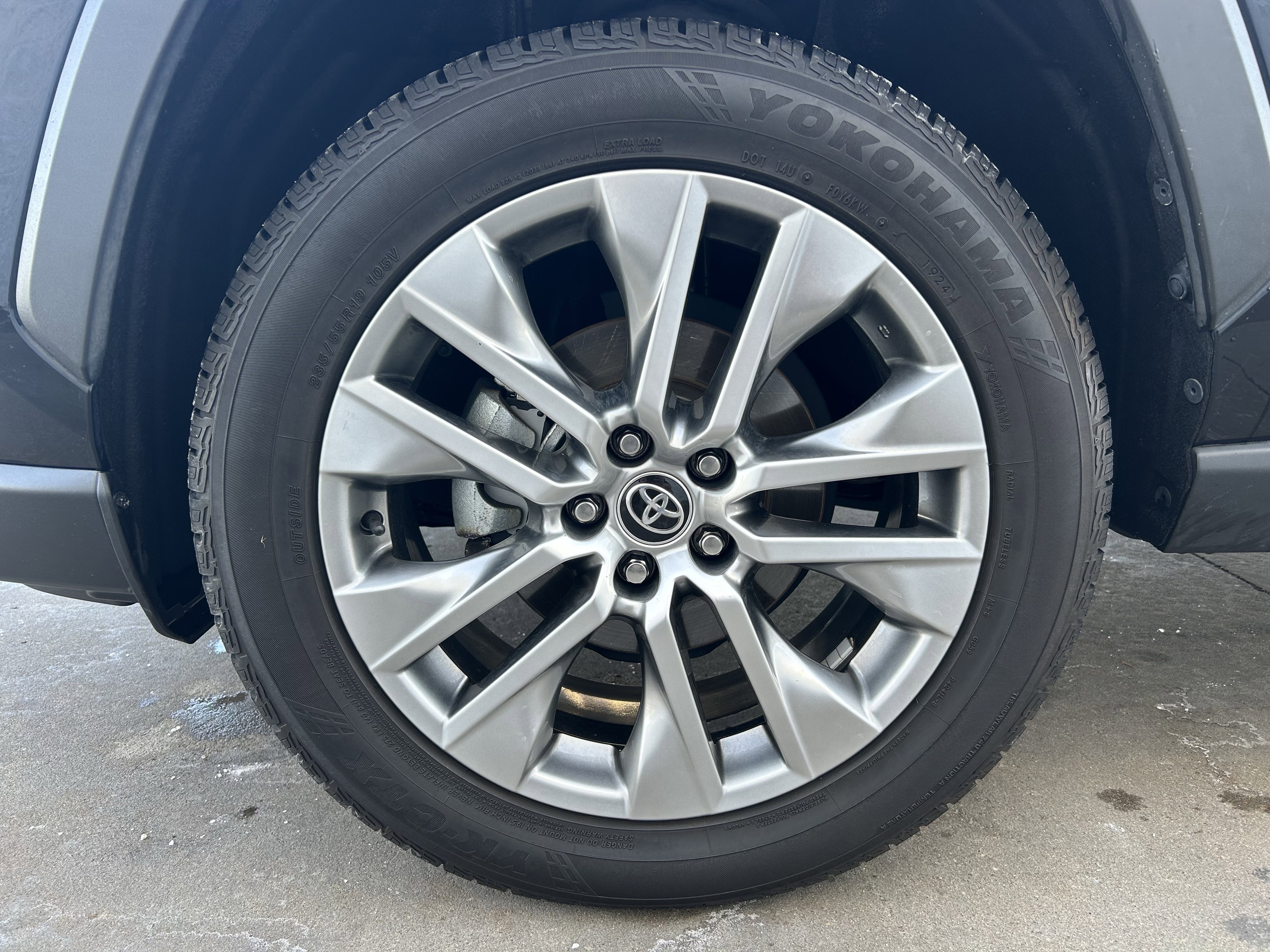 Used 2022 Toyota RAV4 XLE Premium image 11