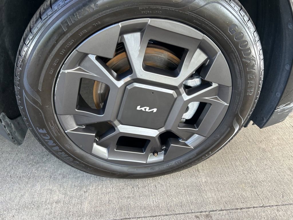 Used 2025 Kia Carnival EX image 25