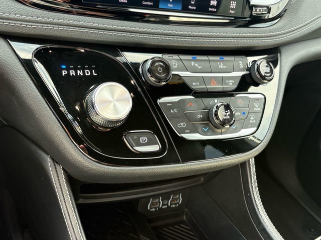 Used 2025 Chrysler Pacifica Limited FWD image 14