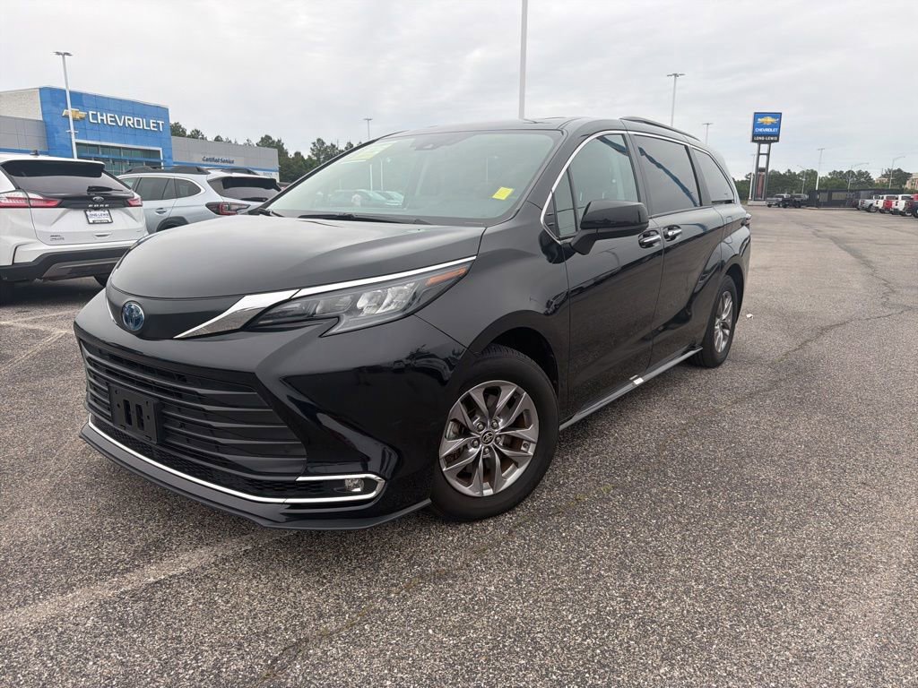 Used 2024 Toyota Sienna XLE FWD image 1