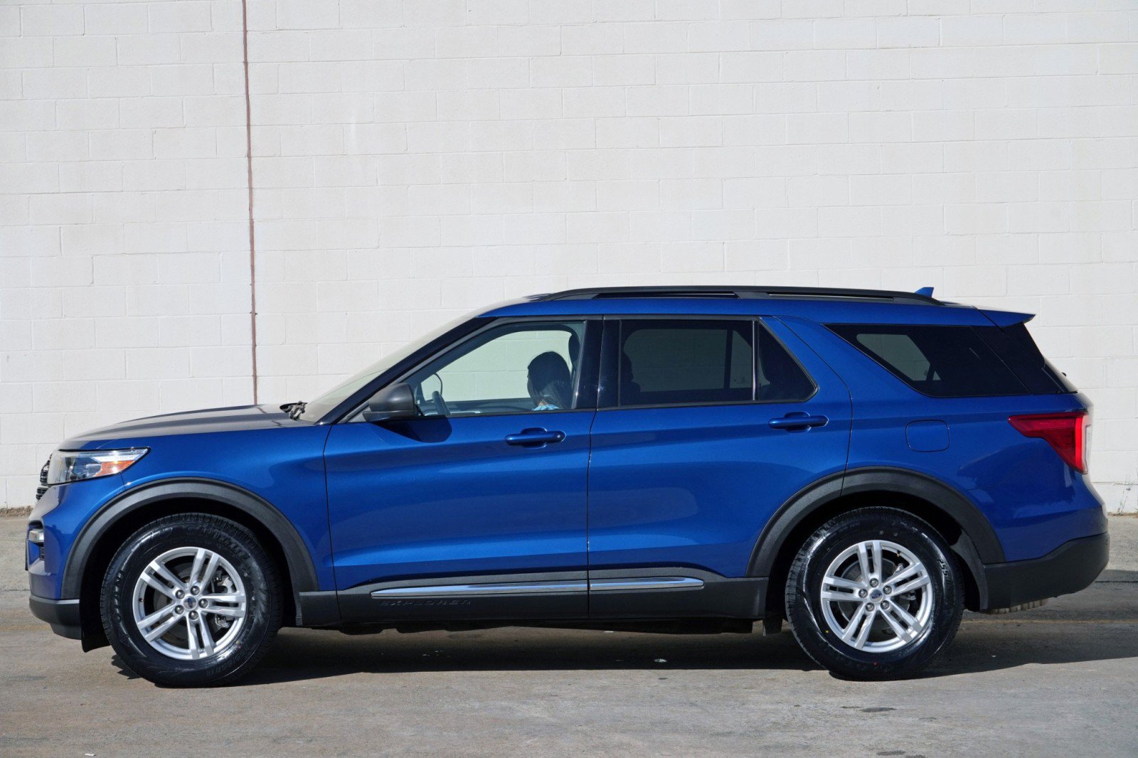 Used 2020 Ford Explorer XLT w/ Equipment Group 202A RWD image 43