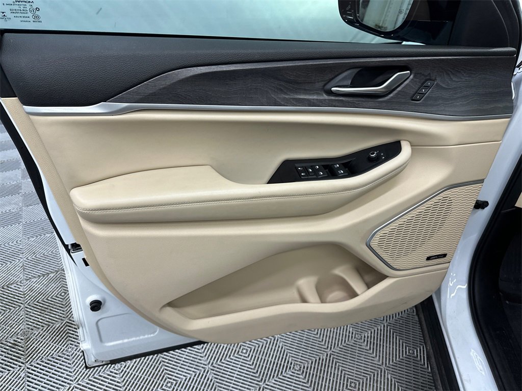 Used 2021 Jeep Grand Cherokee L Limited w/ Luxury Tech Group II image 11