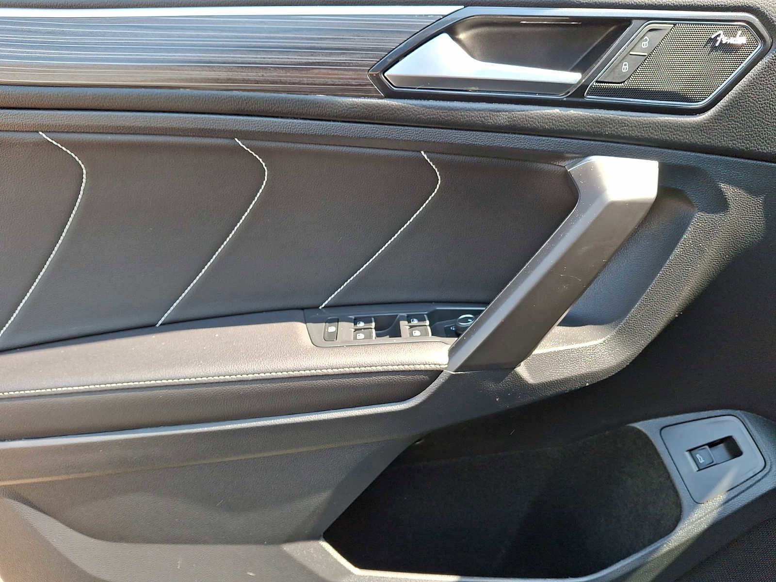 Certified 2023 Volkswagen Tiguan SEL R-Line image 9