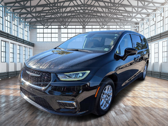 Used 2024 Chrysler Pacifica Touring-L FWD image 7