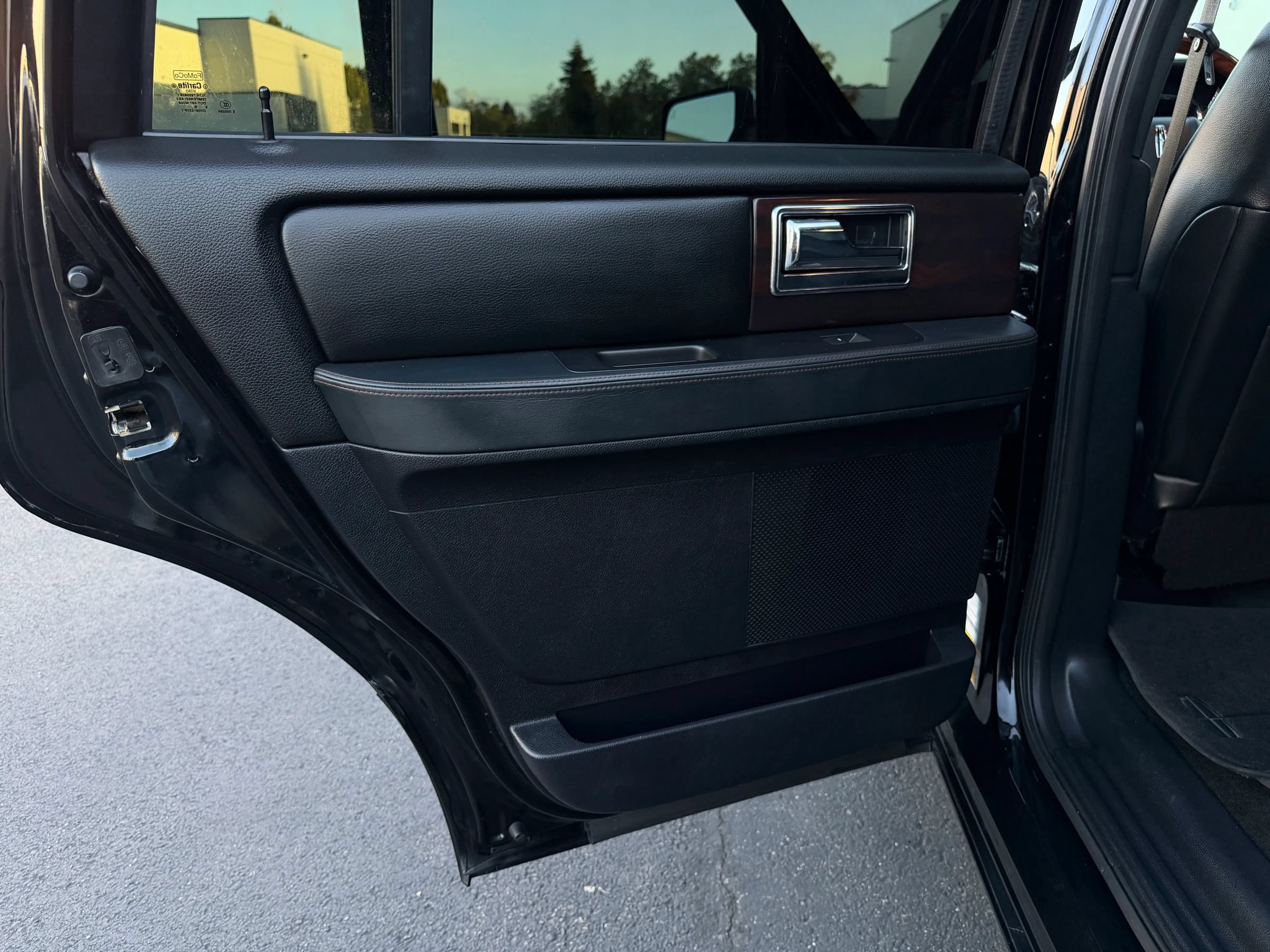 Used 2016 Lincoln Navigator Reserve AWD/4WD image 18