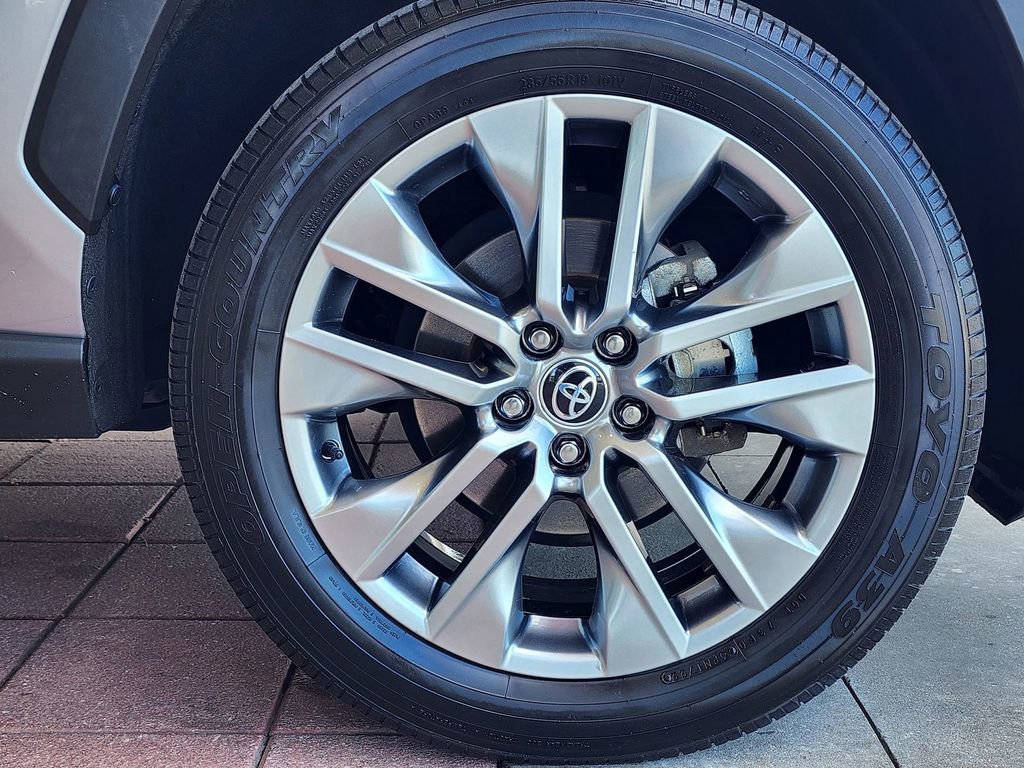 Used 2022 Toyota RAV4 XLE Premium image 4