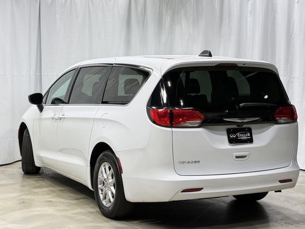 Used 2024 Chrysler Voyager LX image 4