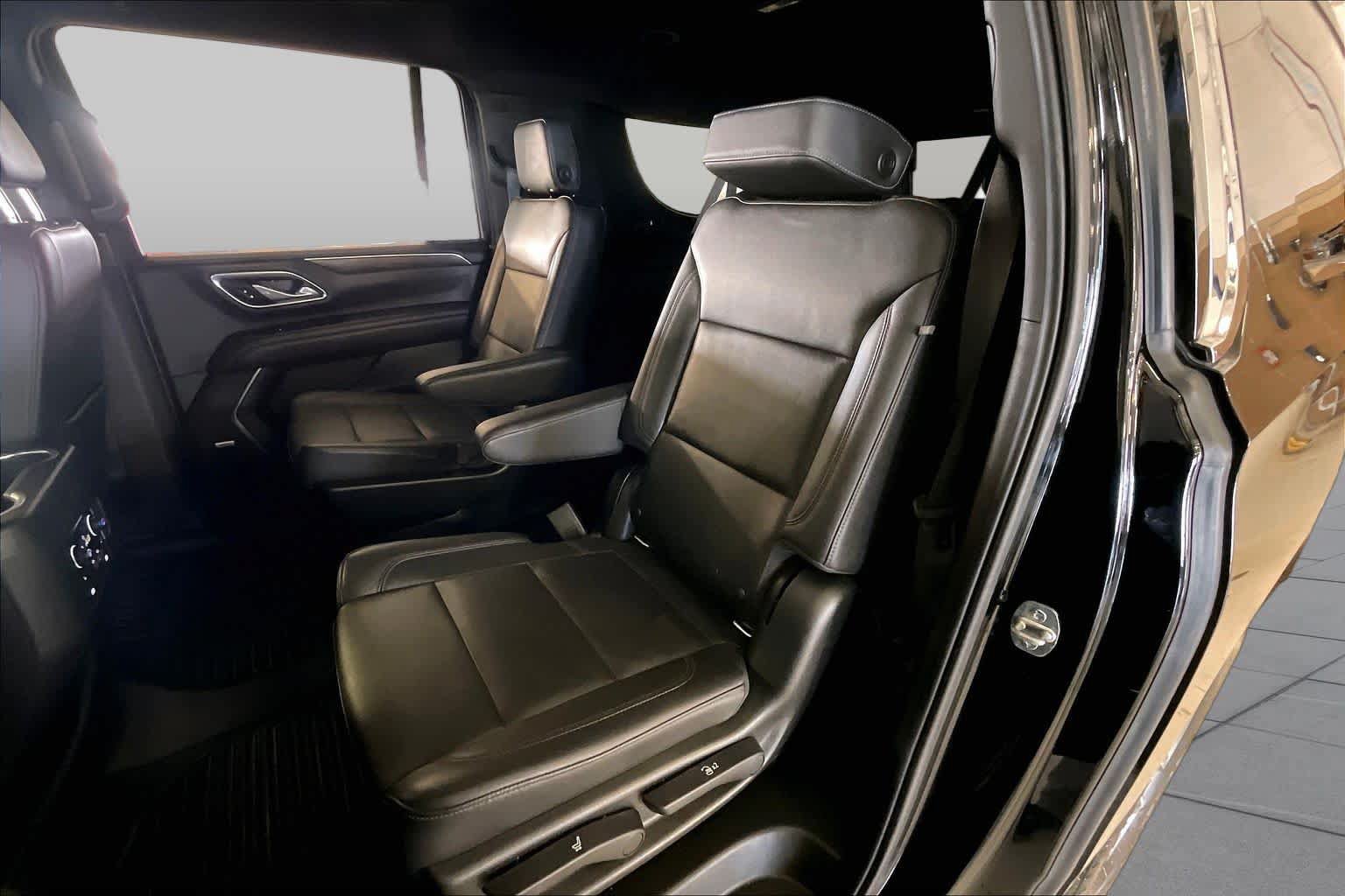 Used 2021 Chevrolet Suburban LT w/ Luxury Package RWD image 18